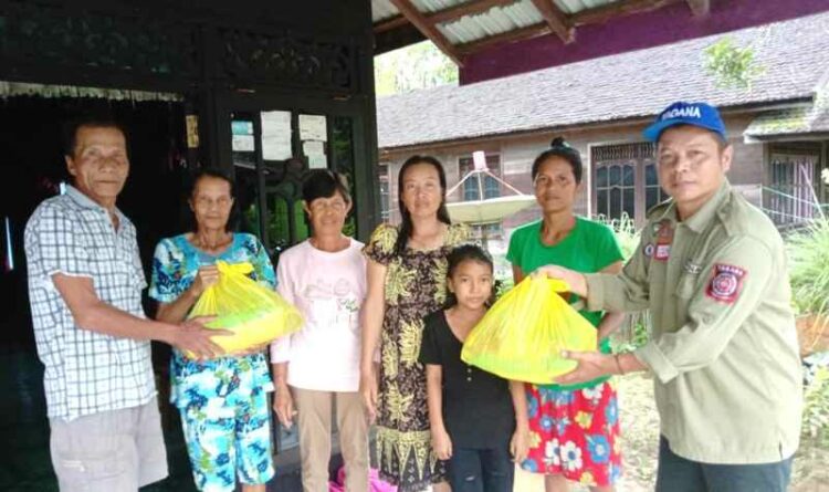 Jemaat GBI Desa Kota Baru Terima Penyaluran Bantuan Dari BPD GBI Kalteng