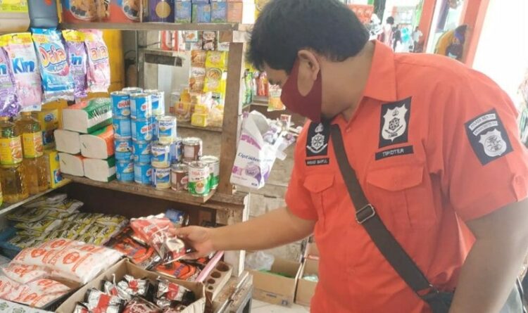 Personil Sat Reskrim Cek Bahan Pangan Di Sejumlah Pasar Di Kuala Pembuang