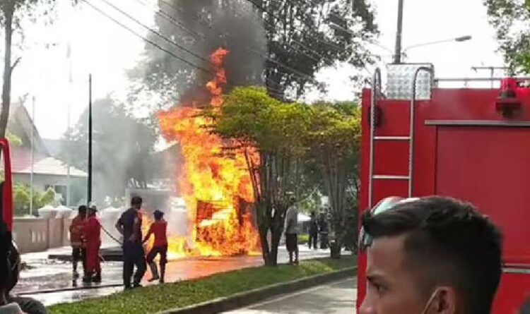 Polisi Masih Buru Sopir Mobil Pick Up Terbakar di Palangka Raya