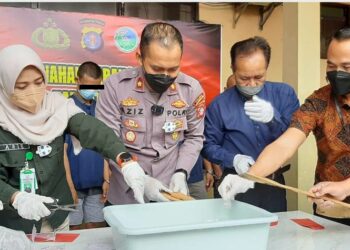 Polres Kotim Musnahkan 25 paket Sabu dari 5 Tersangka 1