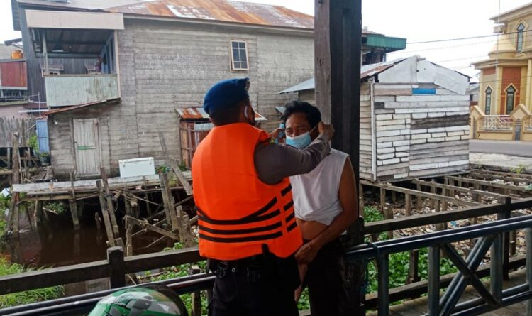 Satpolairud Polres Seruyan Dengan Humanis Minta Warga Patuhi Protokol Kesehatan