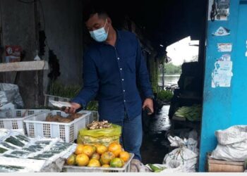 Satreskrim Polres Seruyan Cek Bahan Pangan Di Pasar Tengah Kuala Pembuang