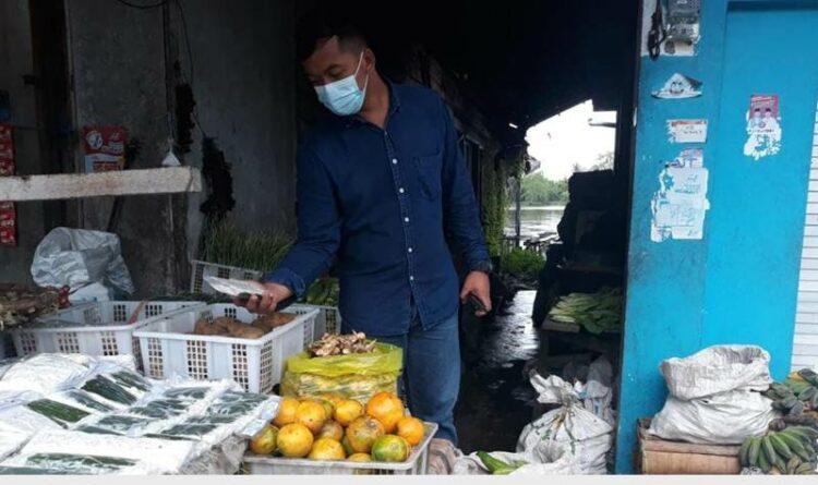 Satreskrim Polres Seruyan Cek Bahan Pangan Di Pasar Tengah Kuala Pembuang