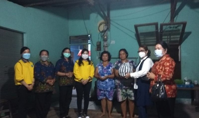 Wanita Hindu Dharma Indonesia Kabupaten Gumas Salurkan Sembako untuk Lansia