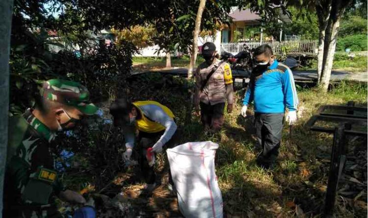 Kelurahan Selat Utara Gotong Royong Bersihkan Lingkungan Dari Sarang Nyamuk
