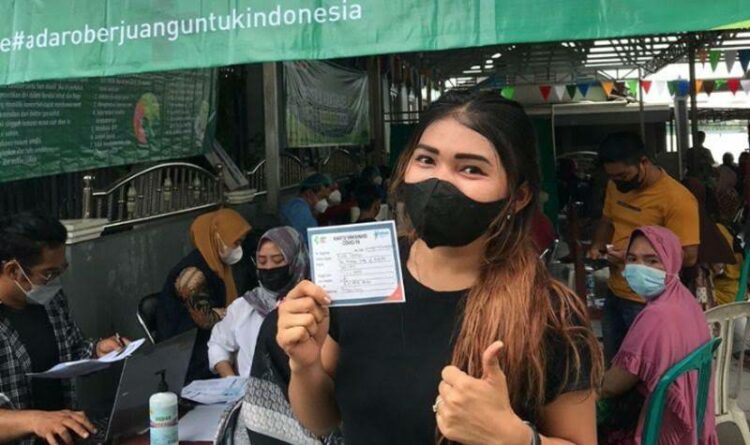 Warga Antusias Mengikuti Vaksinasi yang Digelar PT Adaro Indonesia