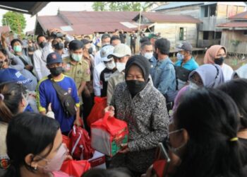 Menteri Risma Berikan Trauma Healing Pengungsi Banjir di Palangka Raya