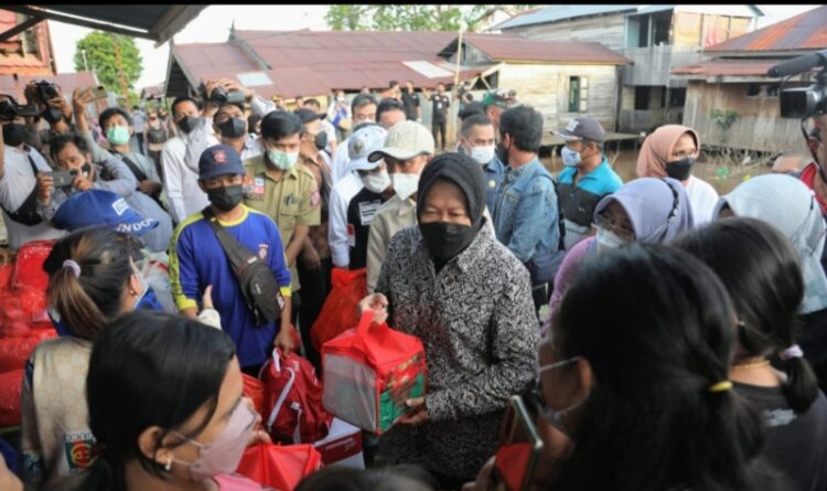 Menteri Risma Berikan Trauma Healing Pengungsi Banjir di Palangka Raya