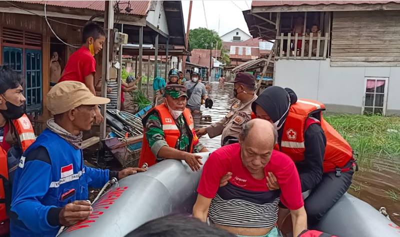 Aksi Camat Pahandut Bantu Evakuasi Warga Sakit Korban Banjir