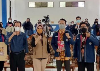 Anggota DPD RI Yustina Ismiati Memberikan Bantuan Buku ke Hima Kobar Palangka Raya