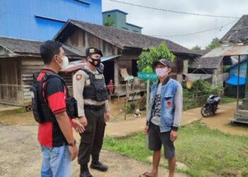 Anggota Polsek Seruyan Hulu Patroli Sambang dan Sosialisasi Prokes kepada Masyarakat