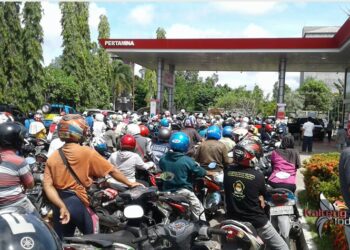 BBM Langka, Warga Buntok Rela Mengantri Hingga Ada yang Pingsan