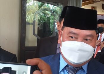 Bupati Kotim H Halikinnor saat diwawancara Wartawan