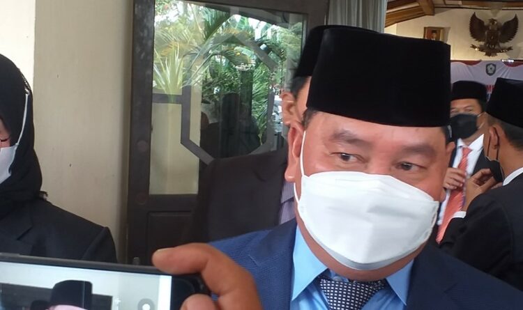 Bupati Kotim H Halikinnor saat diwawancara Wartawan