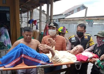 Camat Pahandut Bantu Evakuasi Warga Korban Banjir di Kompleks Puntun