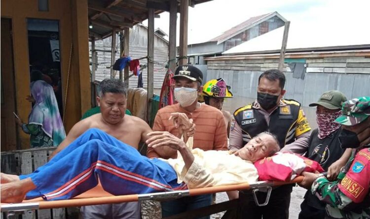 Camat Pahandut Bantu Evakuasi Warga Korban Banjir di Kompleks Puntun