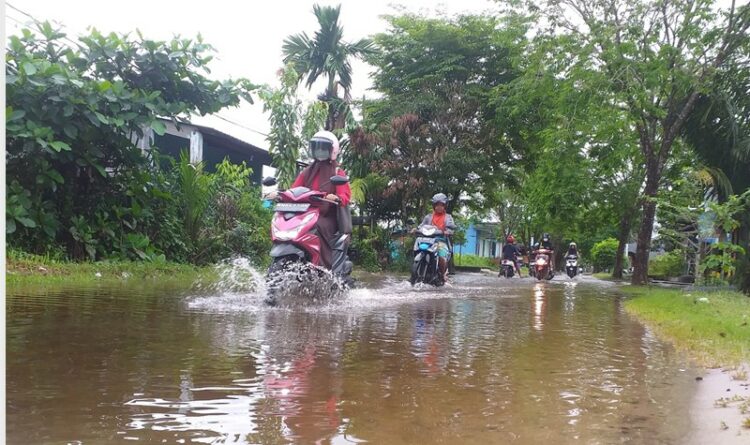 Curah Hujan Tinggi, Pemukiman Warga dan Jalan di Sampit Mulai Tergenang