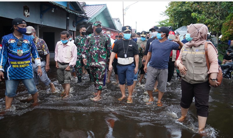 Dampingi Gubernur Kalteng Tinjau Banjir di Palangka Raya 1