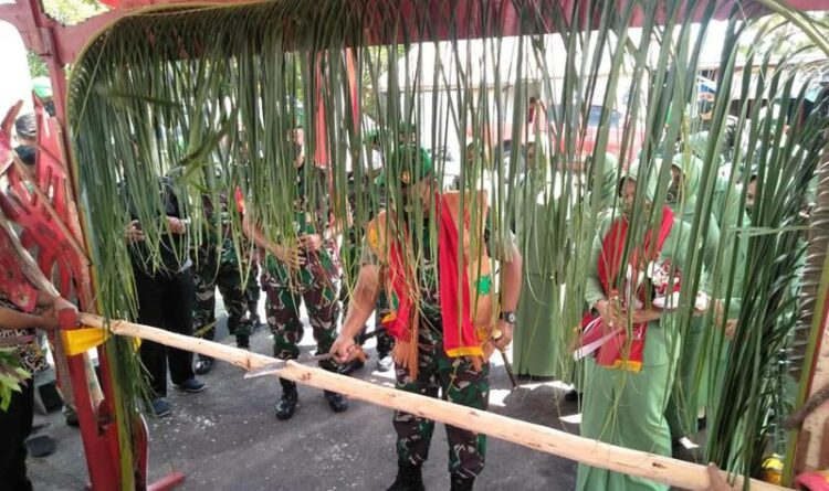 Kedatangan Danrem 102 Panju Panjung di Kapuas di Sambut Adat Potong Pantan
