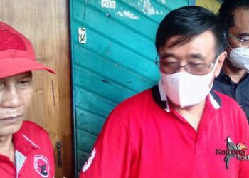 Djarot Saiful Hidayat dan DPD PDI Perjuangan Kalteng Serahkan Bantuan Banjir Untuk 3 Daerah