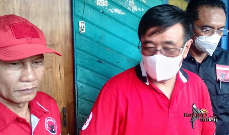 Djarot Saiful Hidayat dan DPD PDI Perjuangan Kalteng Serahkan Bantuan Banjir Untuk 3 Daerah