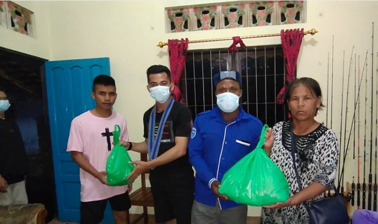 GKE Resort Palangka Raya dan GMKI Palangka Raya Bagikan Makanan Siap Saji Bagi Masyarakat Korban Banjir di Palangka Raya