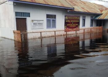 Gereja Kayu GKE Panega di Jalan Mendawai Terendam Banjir