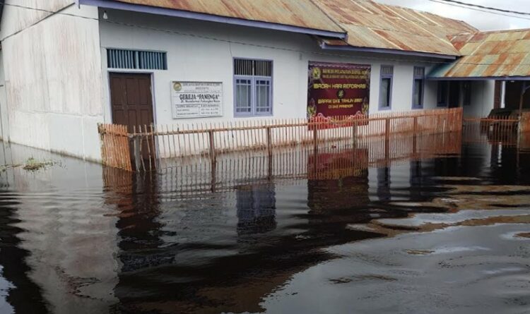Gereja Kayu GKE Panega di Jalan Mendawai Terendam Banjir