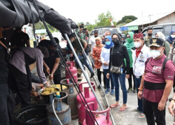 Gubernur Kalteng H. Sugianto Sabran Sambangi Dapur Umum Desa Banut Kalanaman (diskominfosantik kalteng)