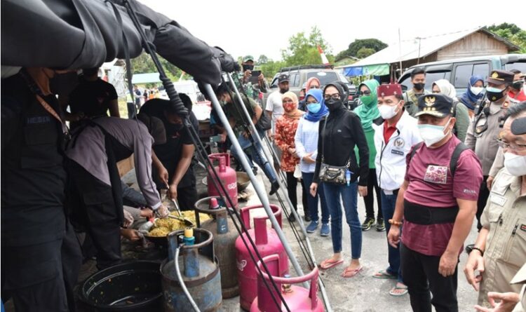 Gubernur Kalteng H. Sugianto Sabran Sambangi Dapur Umum Desa Banut Kalanaman (diskominfosantik kalteng)
