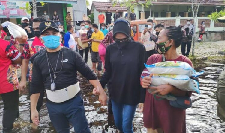Gubernur Kalteng Tinjau Lokasi Banjir dan Sambangi Warga di Tenda Pengungsian