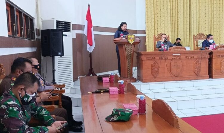 Anggota DPRD Gumas Rayaniatie Djangkan sampaikan saran ke eksekutif terkait tiga perda yang disetujui, di kantor dewan setempat, Rabu (17/11).