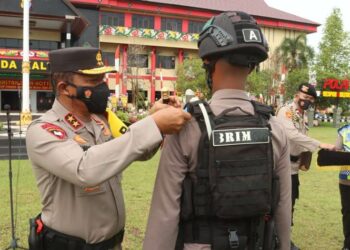 Kapolda Kalteng, Irjen Pol Nanang Avianto pada saat memasangkan lencana tanda dimulainya operasi zebra kepada personel.