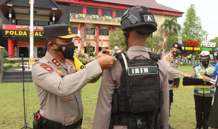 Kapolda Kalteng, Irjen Pol Nanang Avianto pada saat memasangkan lencana tanda dimulainya operasi zebra kepada personel.