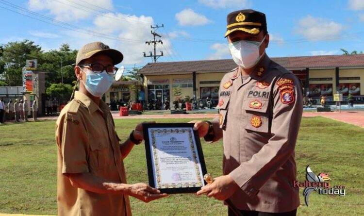 Polres Kapuas Berikan Penghargaan Kepada Nakes,Pejuang Vaksinasi
