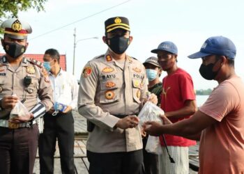 Kapolres Seruyan Berbagi Nasi Bungkus dengan Buruh Bongkar Muat Di Dermaga Kuala Pembuang