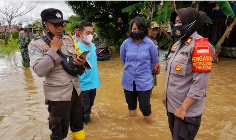 Kapolsek Pahandut Pantau Kondisi Warga Terdampak Banjir di Kelurahan Tumbang Rungan