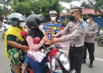 Di Kabupaten Kapuas, Pengendara yang Taat Dapat Bingkisan dari Polisi