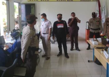 Kasium Polsek Hanau Pimpin Pengamanan Vaksinasi Relawan Projo di PT. Sumur Pandan Wangi