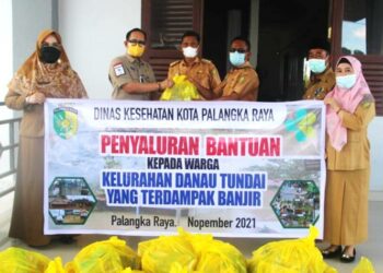 Dinkes Salurkan Paket Sembako Untuk Masyarakat Kelurahan Danau Tundai