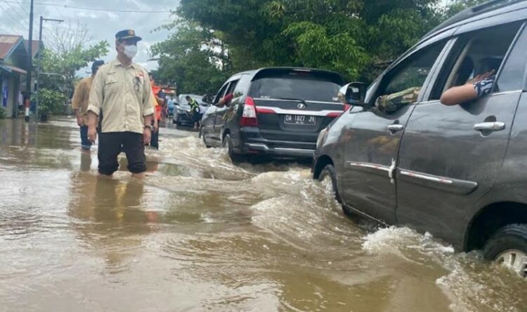 Kadis PUPR Kalteng Cek Kondisi Banjir di Jalan Trans Kalimantan di Kabupaten Kasongan