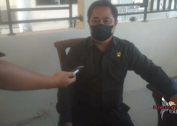 Ketua Komisi III DPRD Barsel, H Zainal Khairuddin saat diwawancarai awak media (shan)