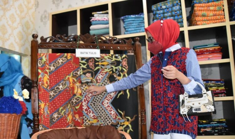 Ketua TP-PKK Kalteng Dorong UKM Lamandau Berkembang
