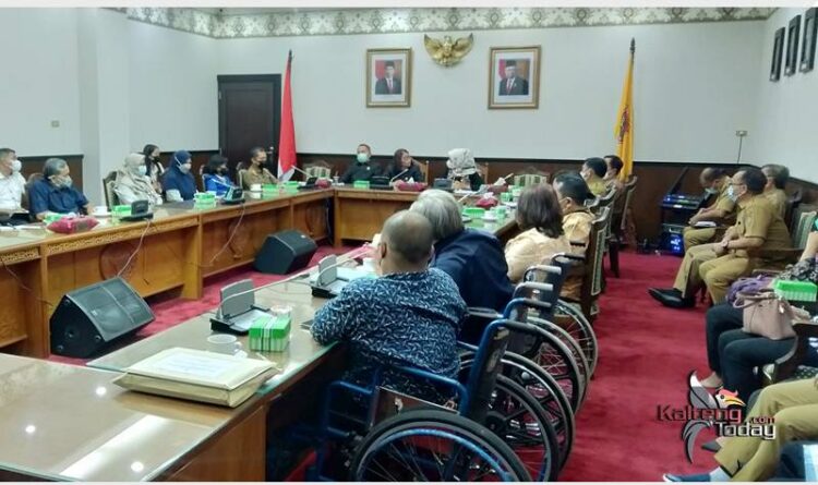 Koalisi Penyandang Disabilitas Serahkan Hasil Penyusun dan Advokasi Raperda ke DPRD Kalteng