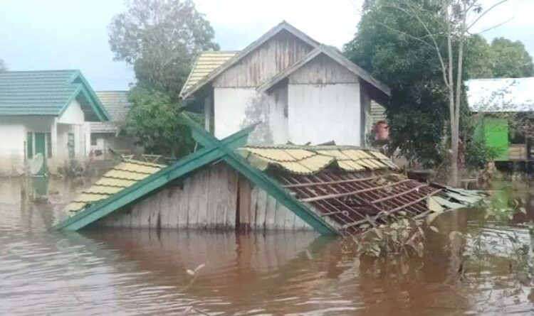 Miris, Rumah Dinas Tenaga Kesehatan di Katingan Ambruk Diterjang Banjir