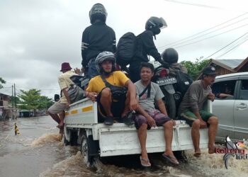 Kreatif! dengan Mobil Pickup, Manfaatkan Banjir Jadi Penghasilan 1