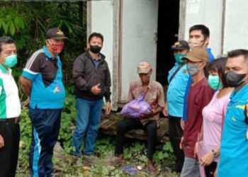 PWI Pulang Pisau Peduli , Berikan Sembako Untuk Warga di Jabiren Raya