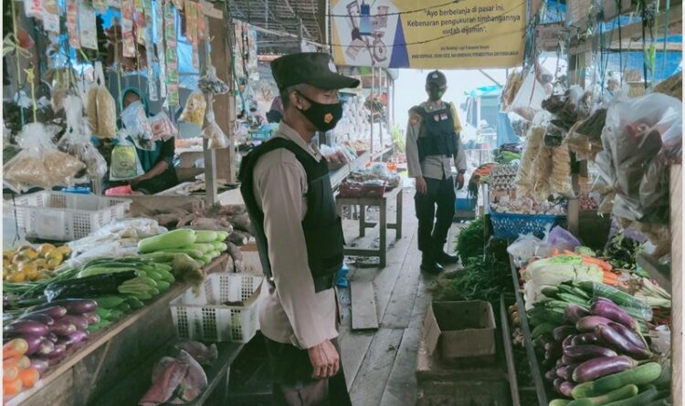 Patroli di Pasar Tradisional, Polsek Hanau Imbau Warga Terapkan Prokes