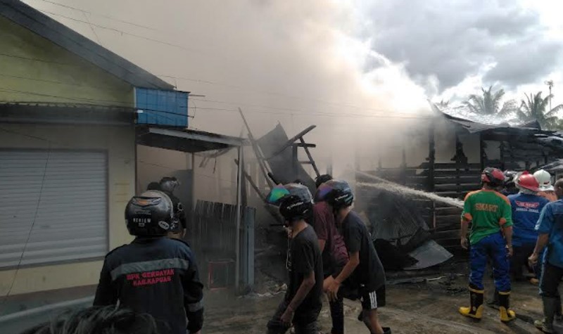 Barak Lima Pintu Kabupaten Kapuas Ludes Terbakar