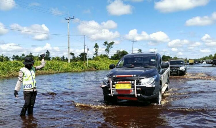 Polda Kalteng Tetap Siaga Atur Lalu Lintas Pengendara di Lokasi Banjir